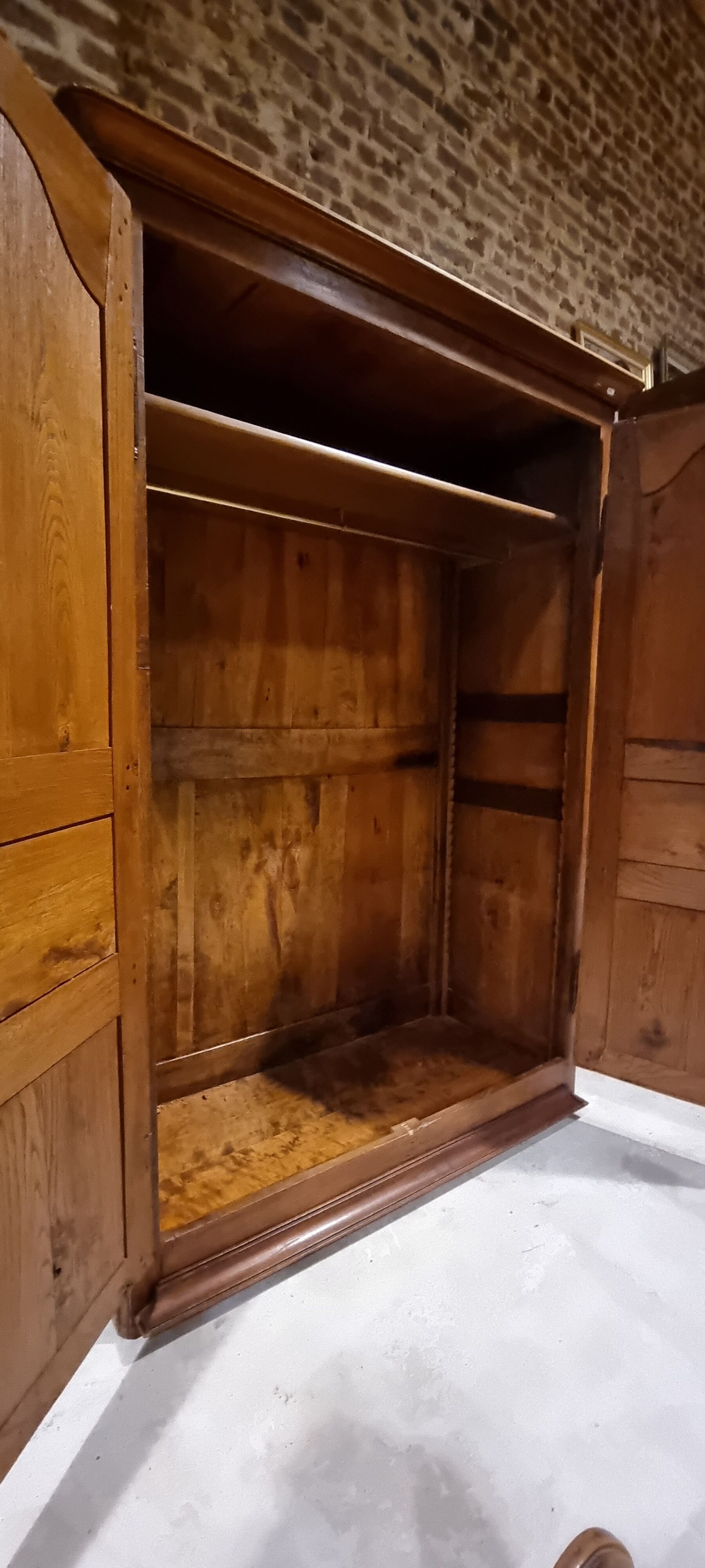 Wardrobe in solid wood
