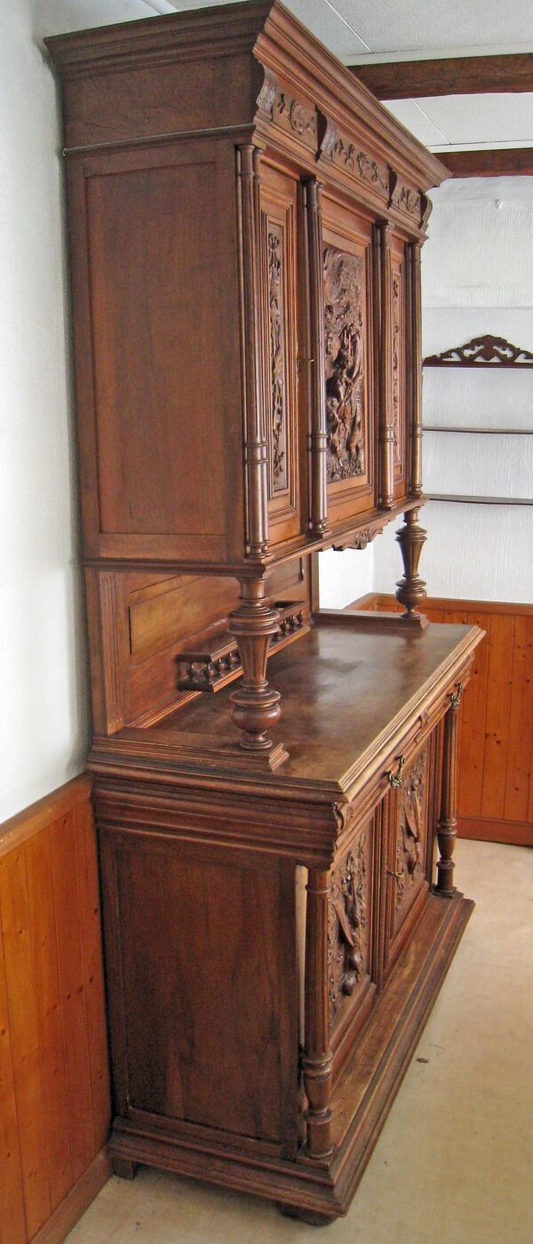Vaisselier, buffet en bois massif sculpté