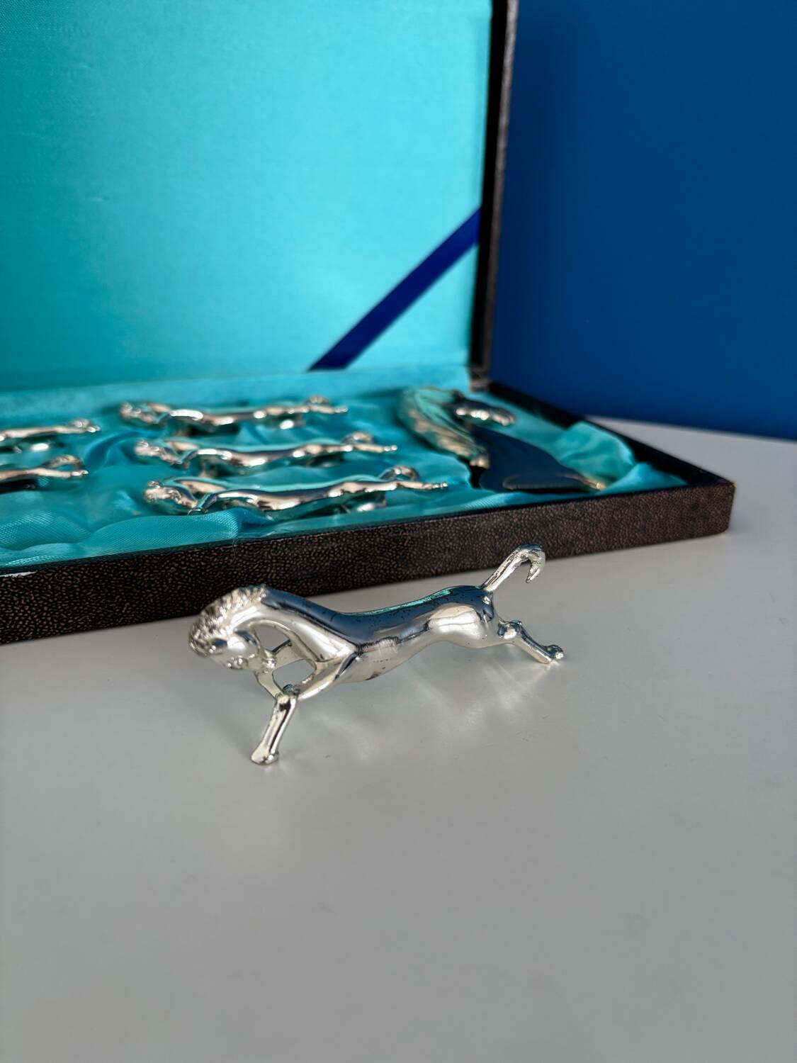 Set of 6 vintage silver metal knife holders and bottle opener, chev design