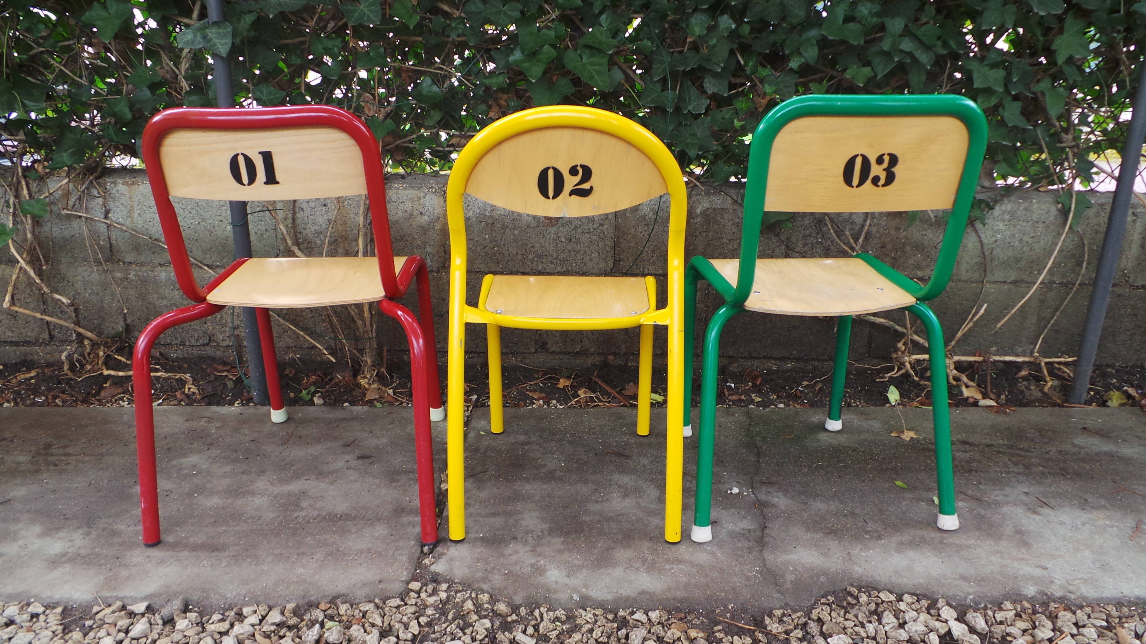 Chaises maternelles vintage
