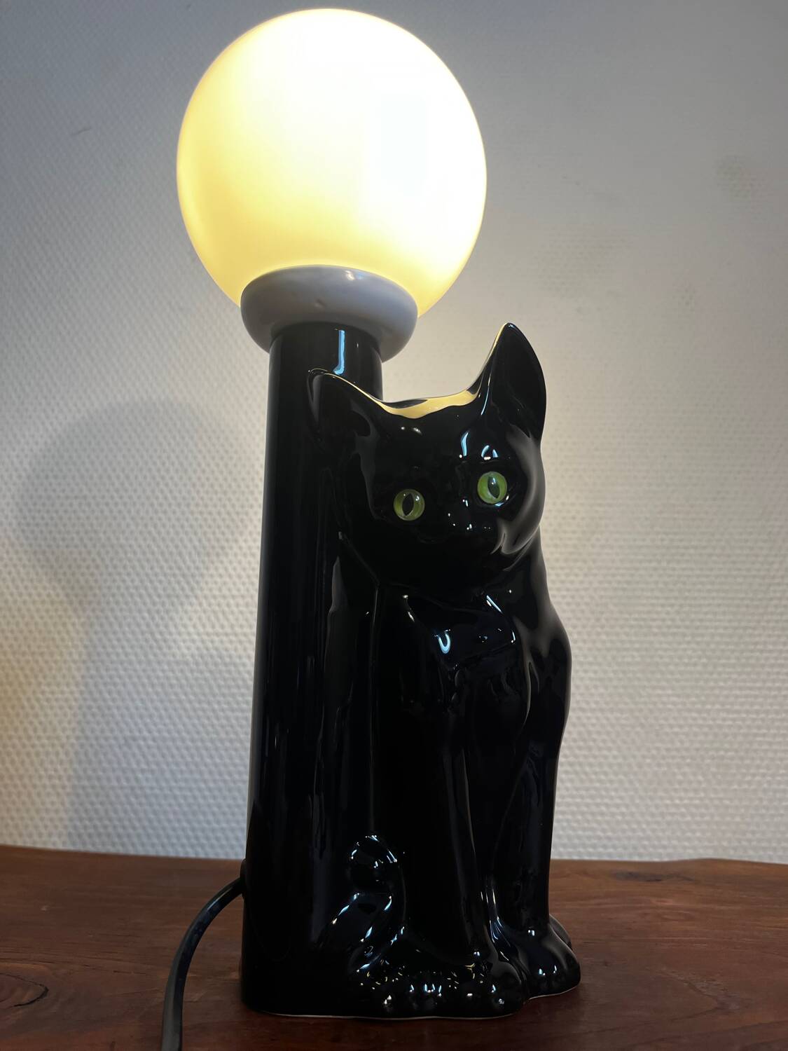 Cat lamp with opaline globe from the 80s