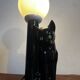 Lampe chat avec globe opalin année 80