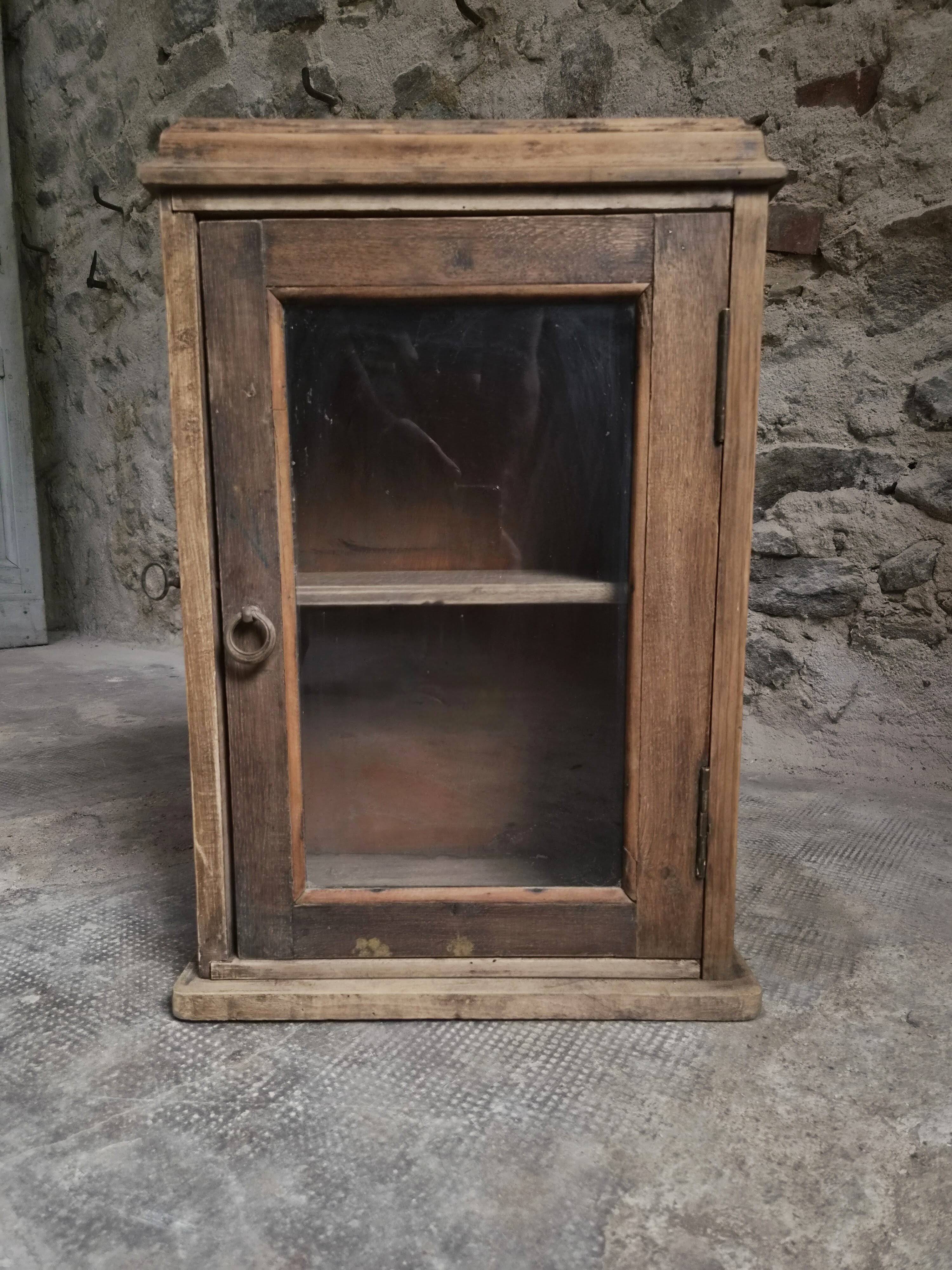 Armoire murale française ancienne, placard suspendu en pin et chêne, porte vitrée, vers 1850–1900