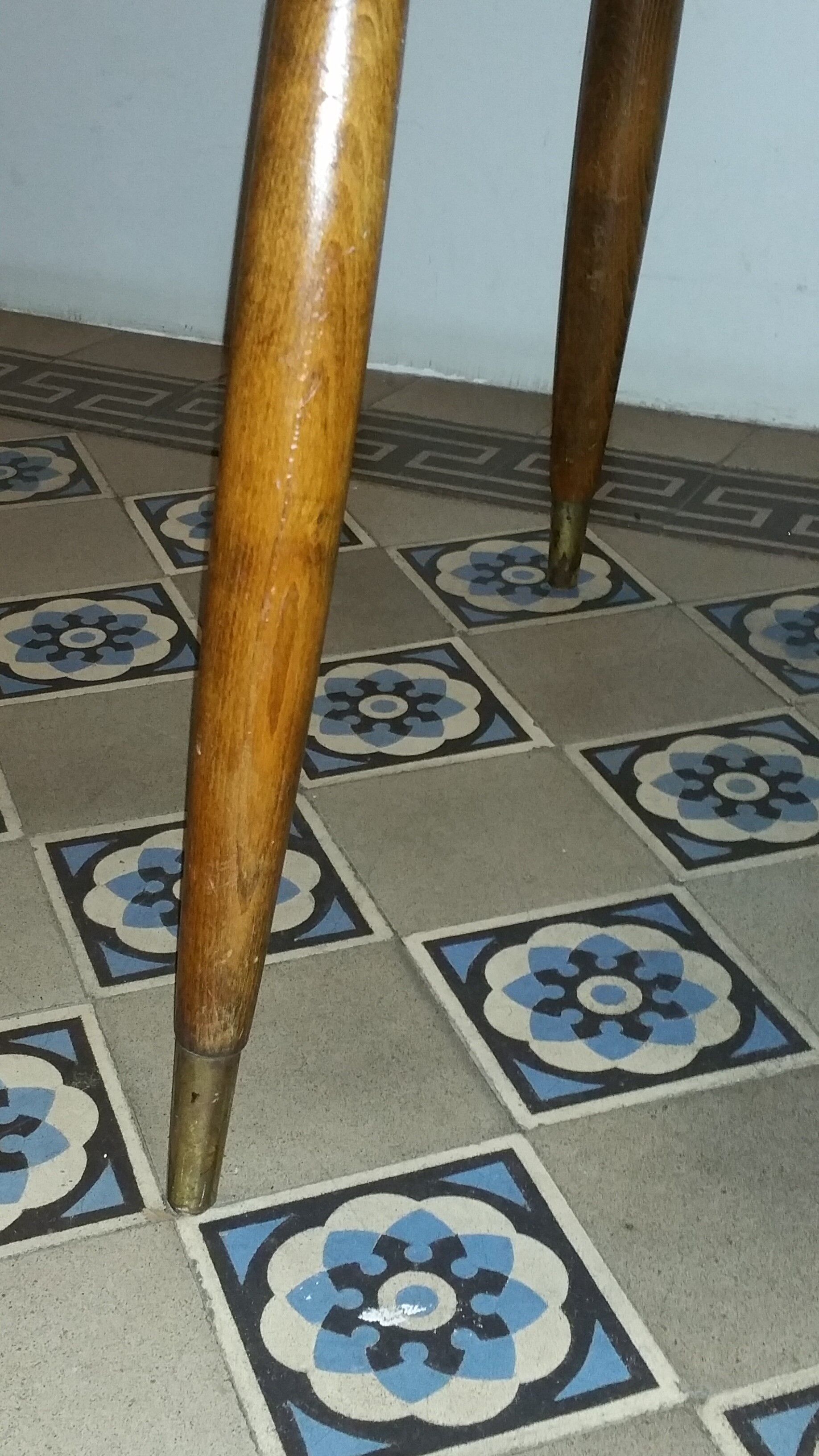 Table low tripod 50/60s black Skai kidney shape