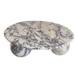 Table basse ronde Viola en marbre violet avec des pieds en forme de sphère.