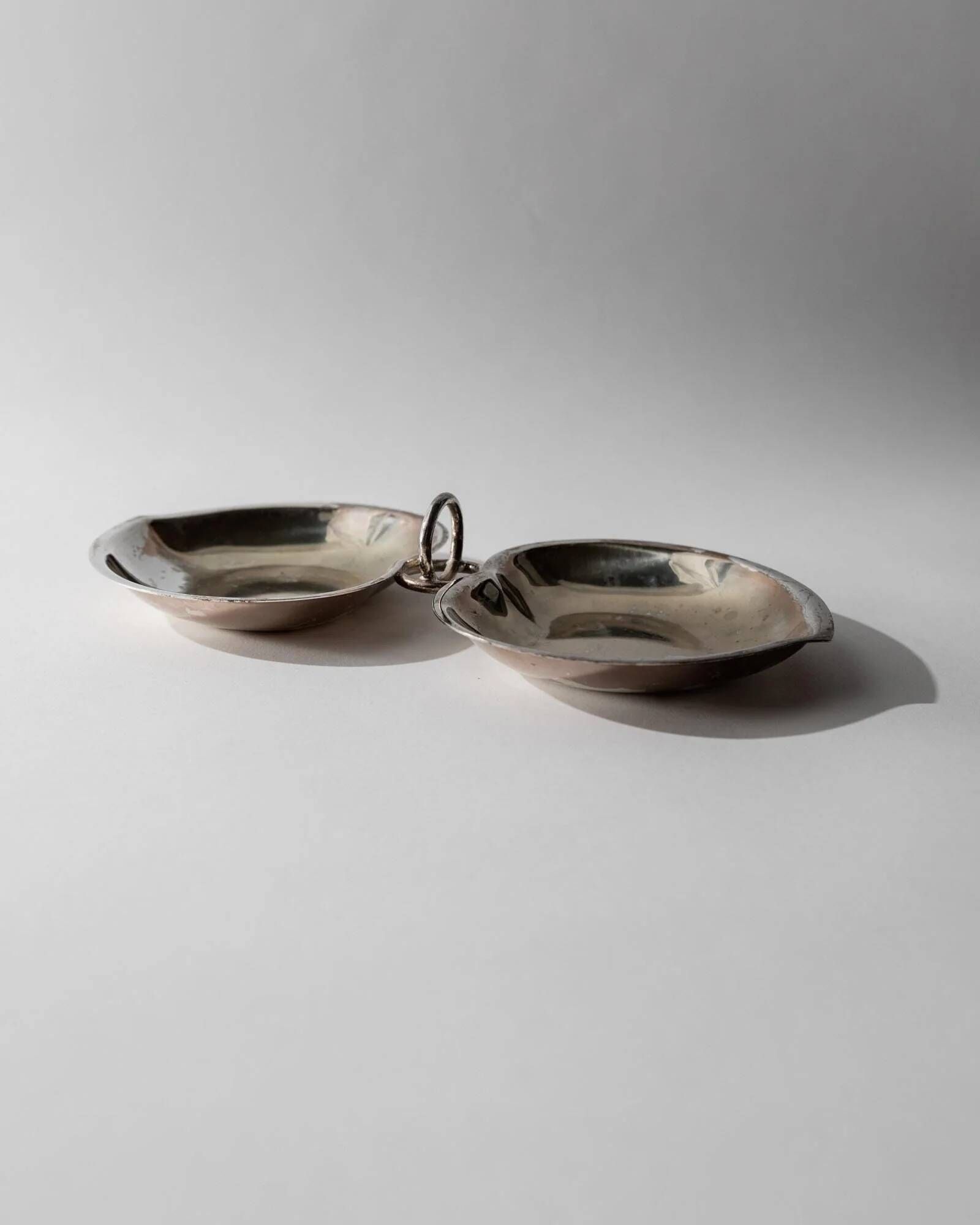Vintage 1960s silver-plated catchall, double heart shell with ring handle.