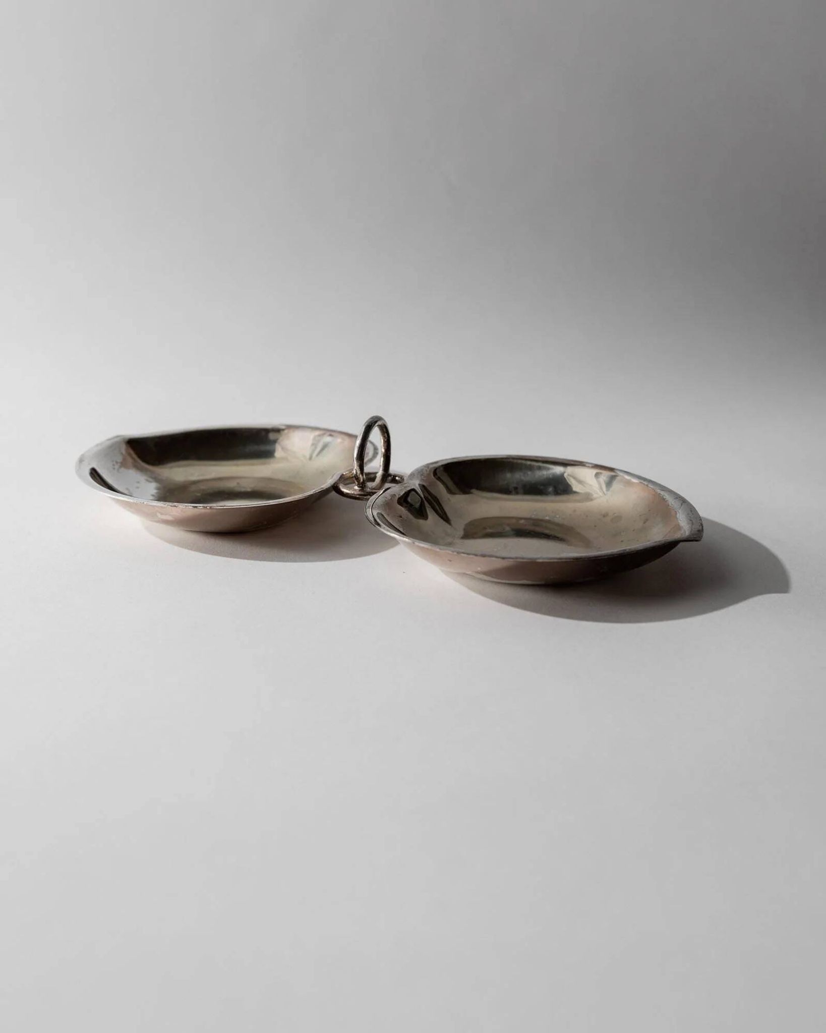 Vintage 1960s silver-plated catchall, double heart shell with ring handle.