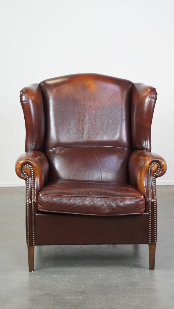 Fauteuil à oreilles en peau de mouton de style anglais foncé avec caractère et patine