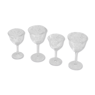 4 verres à vin art déco, motif floral ciselé, verre et cristal