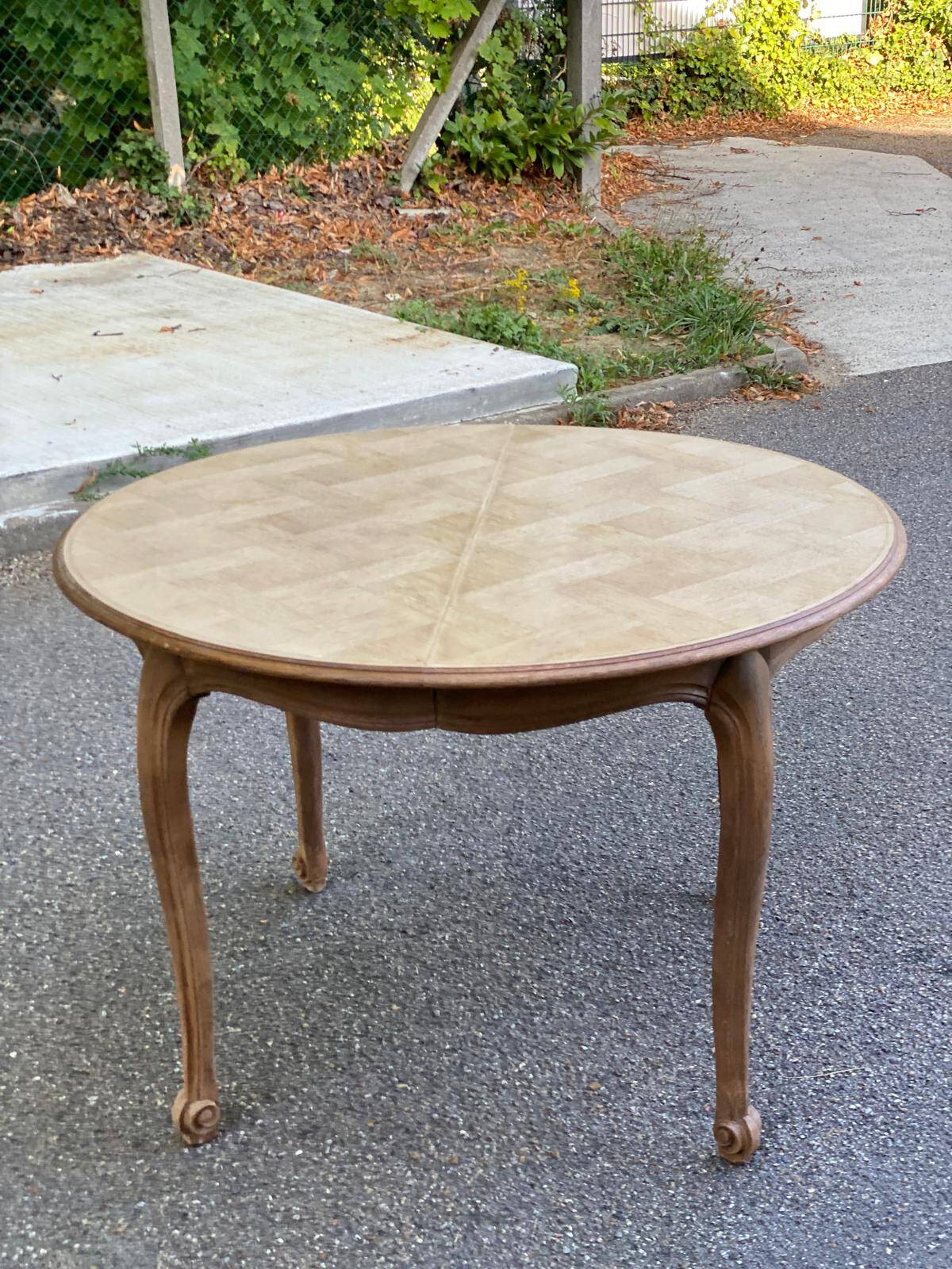 Table à manger ronde Louis XV rénovée en bois brut 210cm