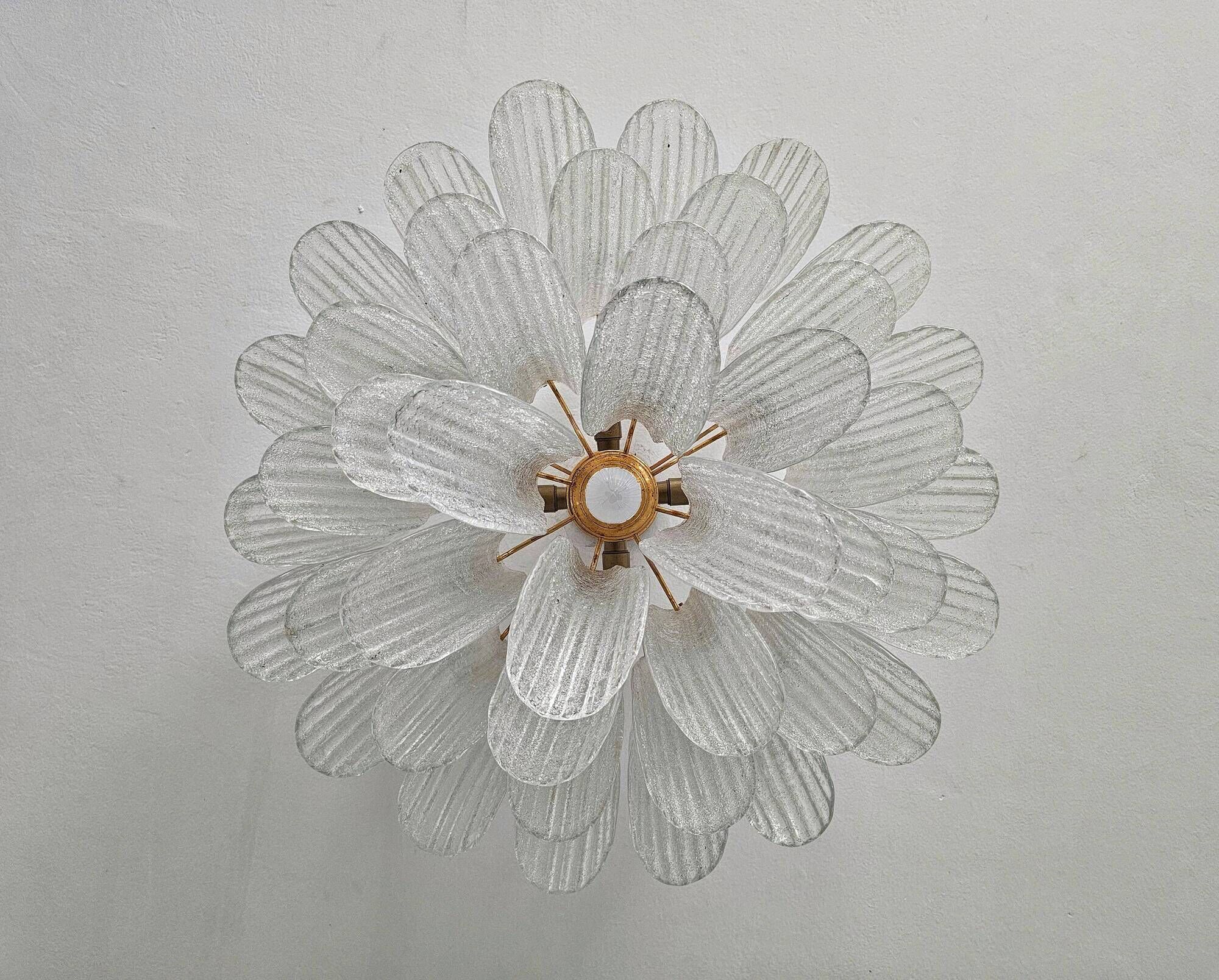 Grand petal chandelier Hollywood Regency in Murano glass from 1960.