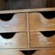 Armoire noire ancienne - tiroirs en bois et étiquettes d'origine