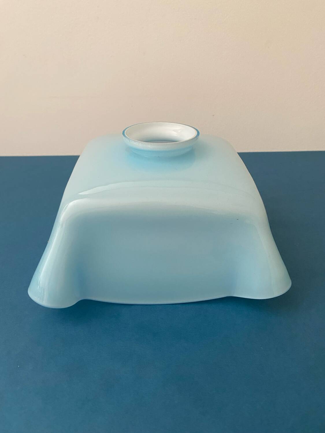 Opaline globe