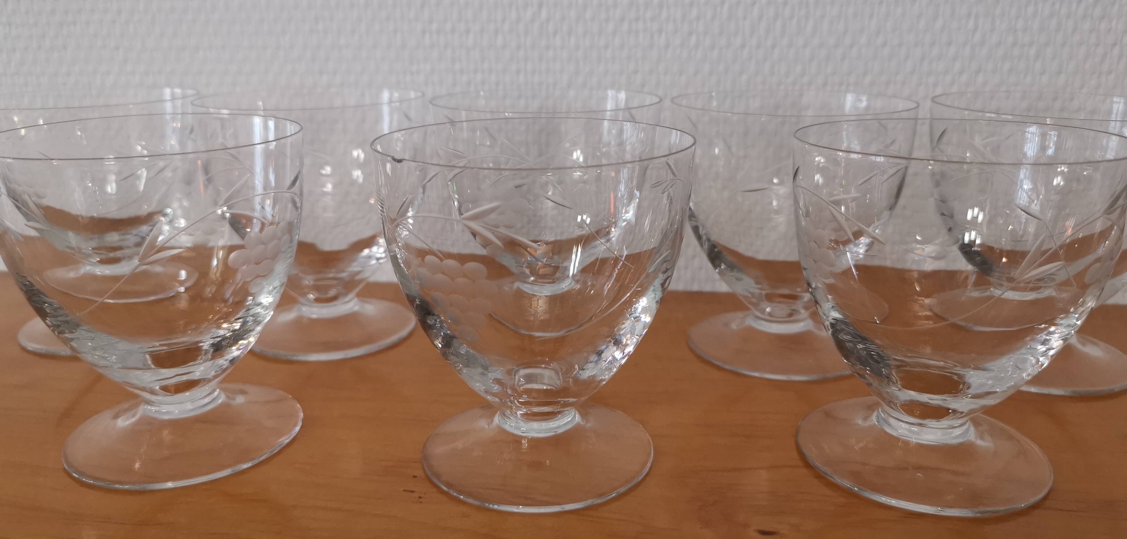 Set de 8 anciens verres sur pied décor ciselé