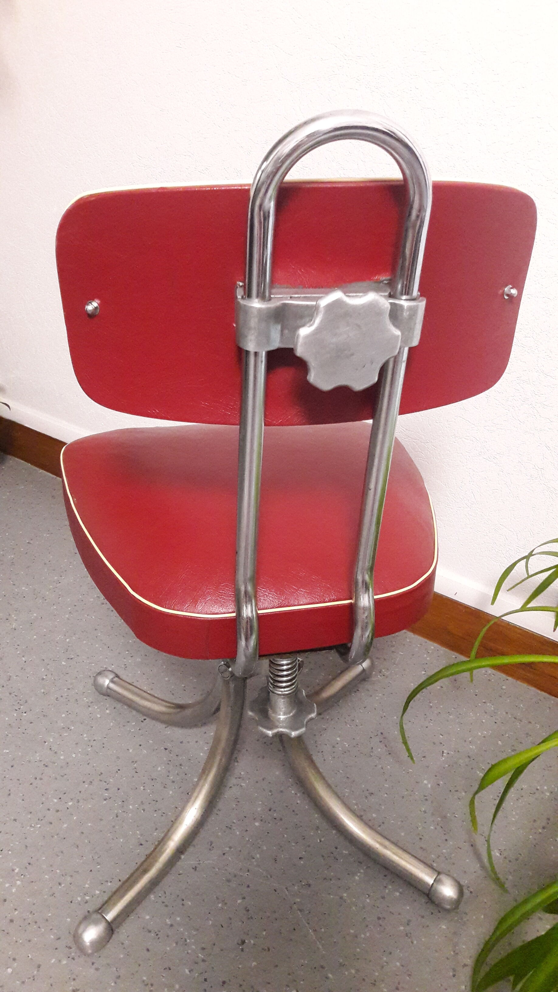 Chaise pivotante skaï bordeau 1960