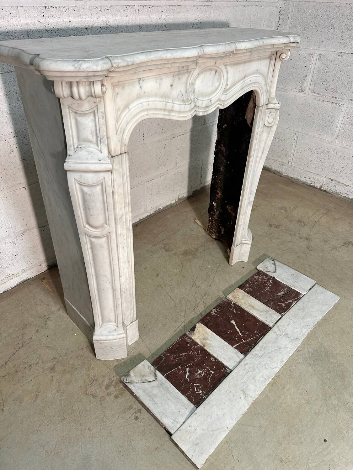 Petite cheminée en marbre blanc