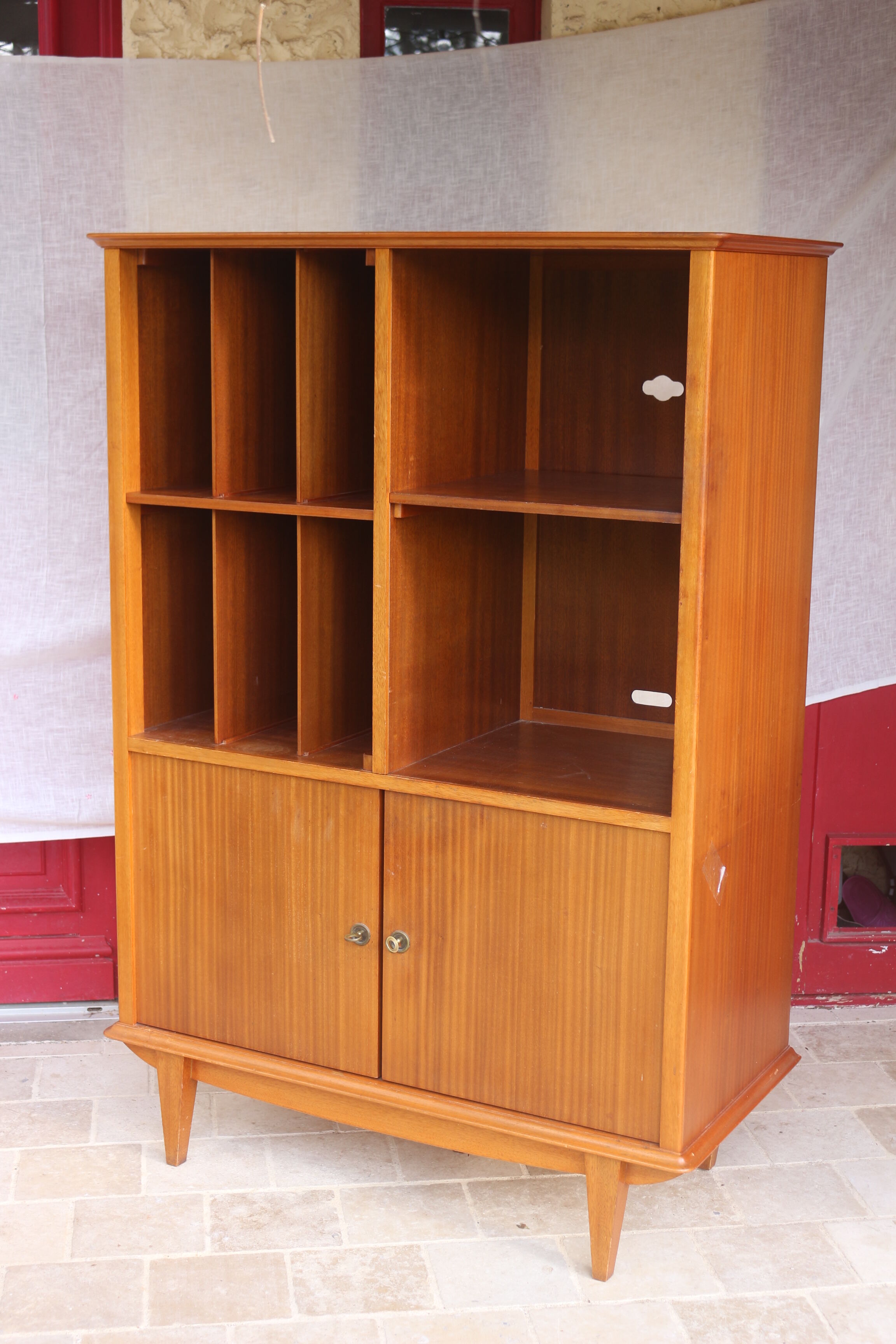 Vintage oak chest of drawers with vinyl storage, Year 1960. Ref Willy