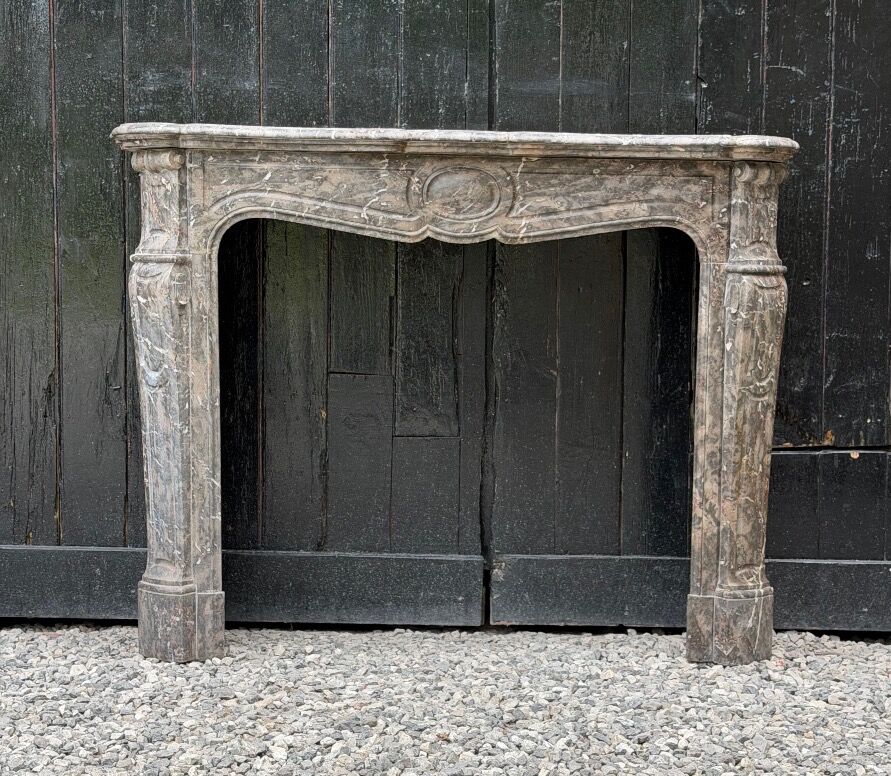 Cheminee de style Louis XV en marbre Stinkal vers 1880
