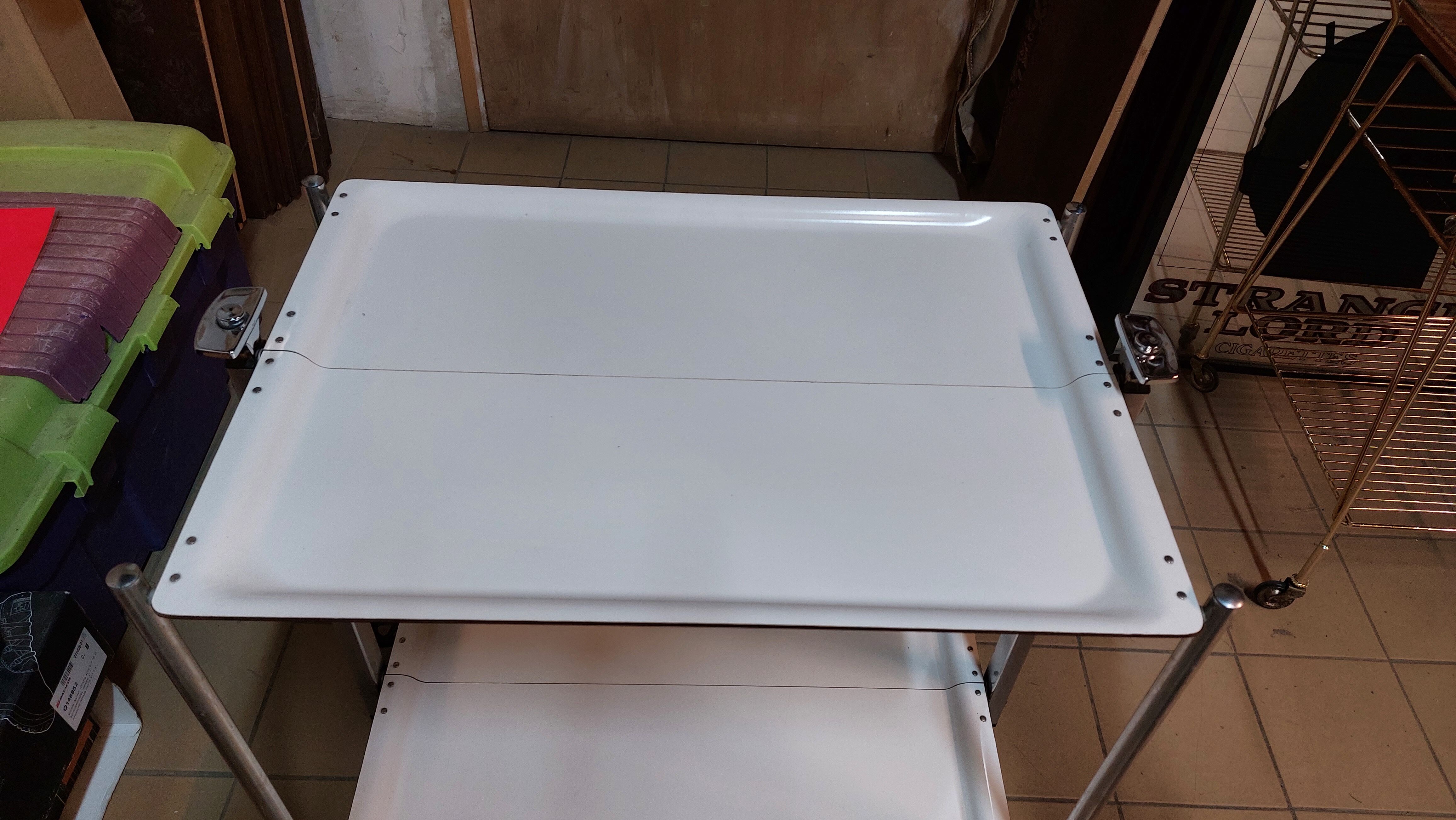 Folding tray with vintage wheels Textable in white formica