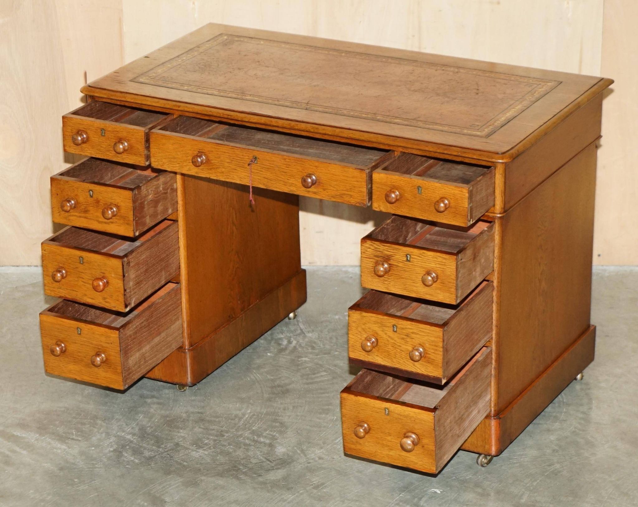 Bureau victorien en chêne miel avec cuir teint à la main