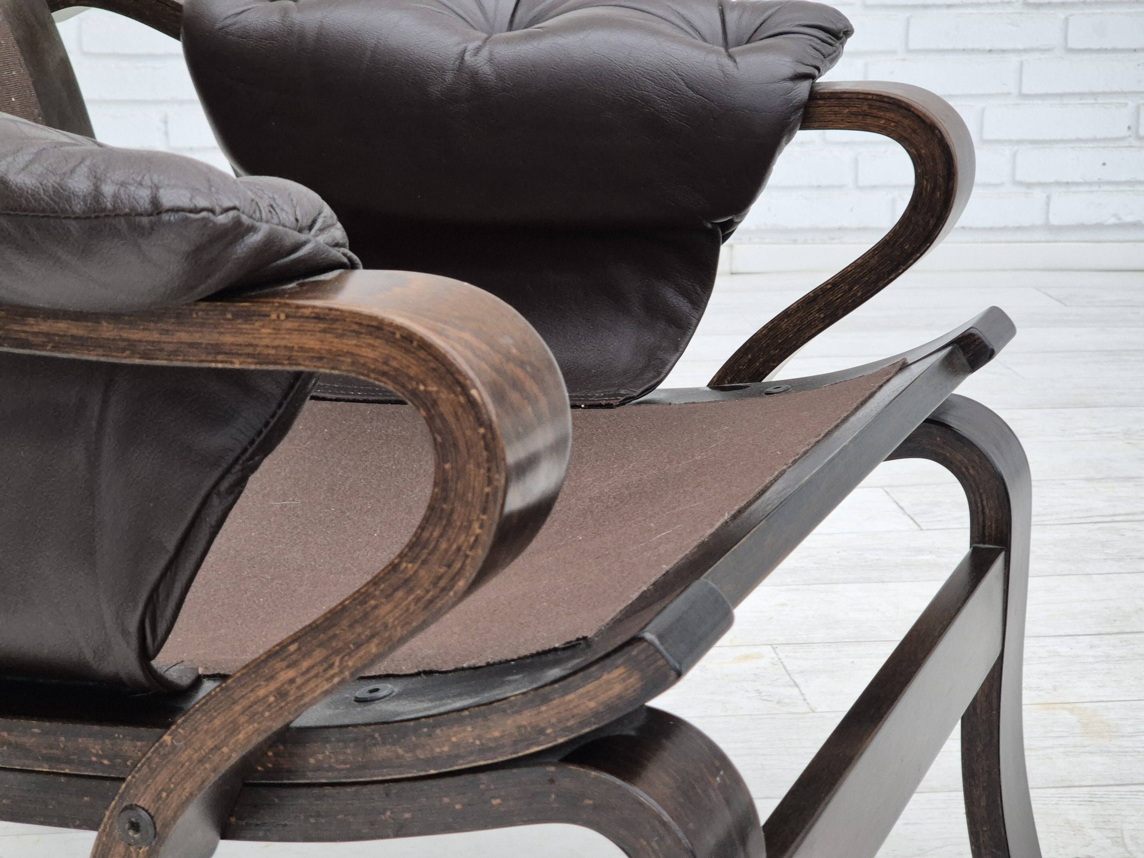 1970s, Scandinavian lounge chair in original condition, brown leather, dark bent wood.