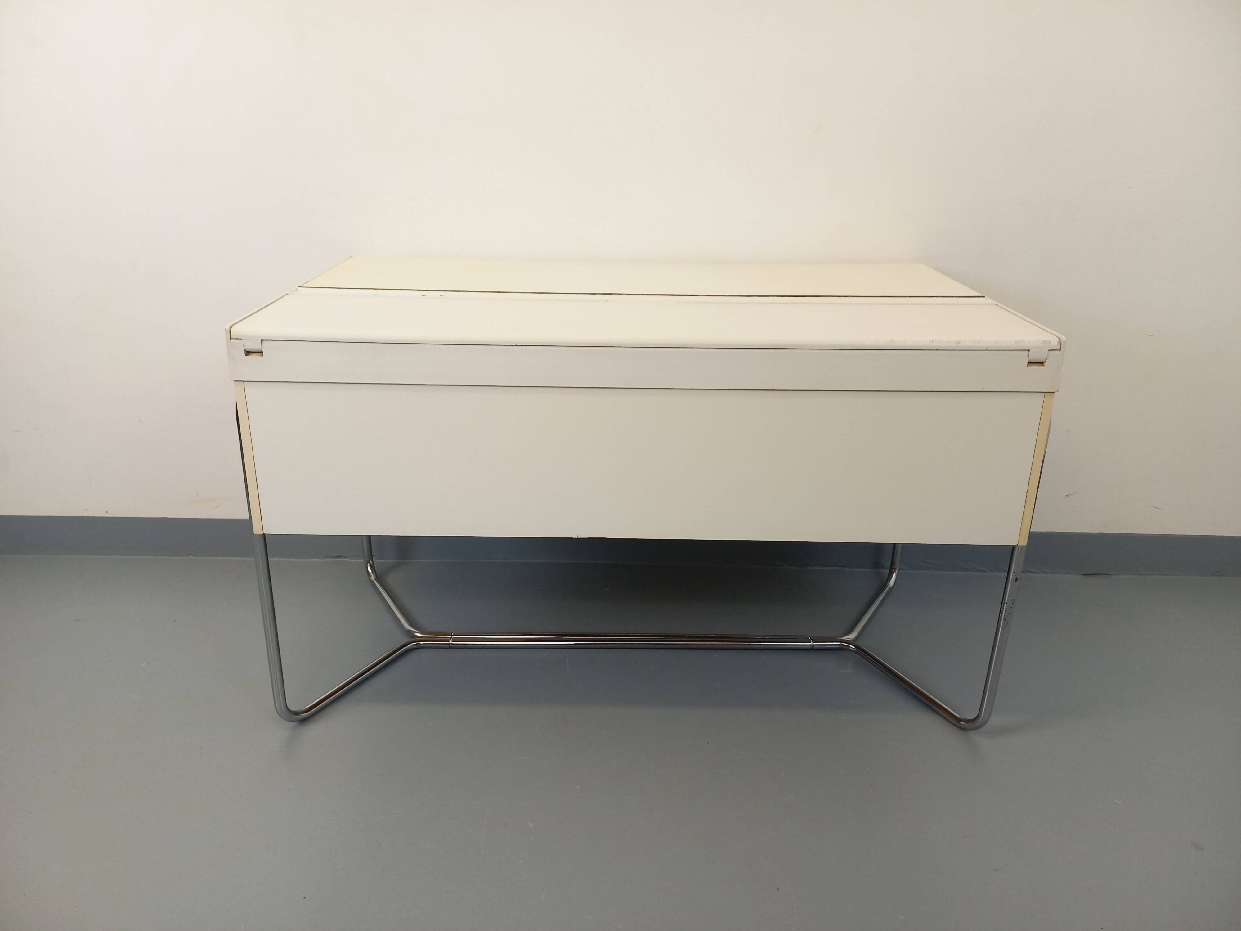 Vintage Bauhaus style desk in melamine and chrome metal from the 1970s.