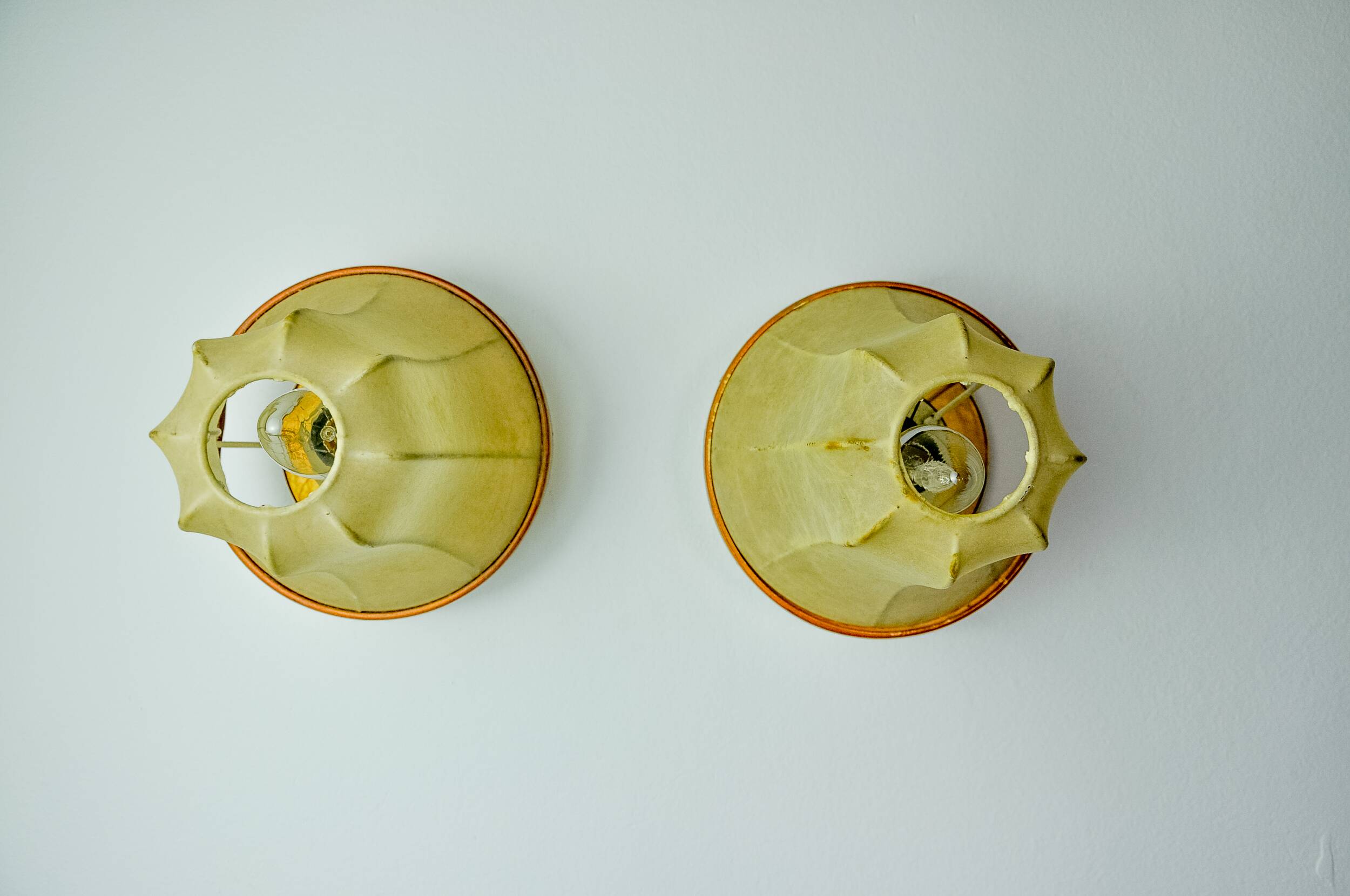 Pair of pear-shaped "cocoon" wall lights, resin and pine, Italy, 1970
