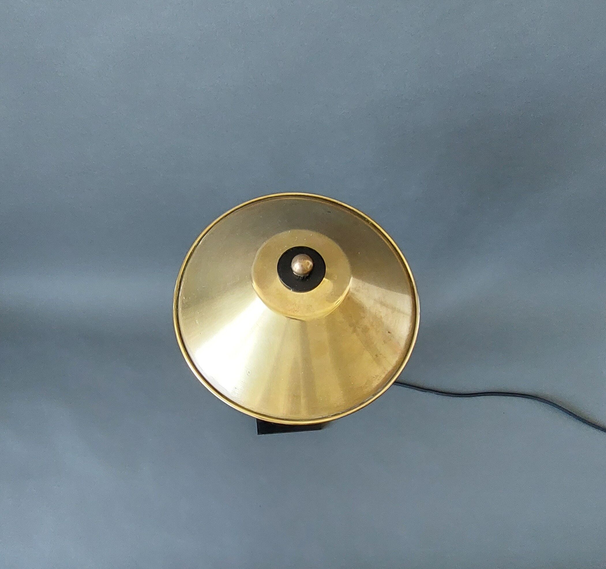 Post-Modern lamp in black metal and gilded brass.