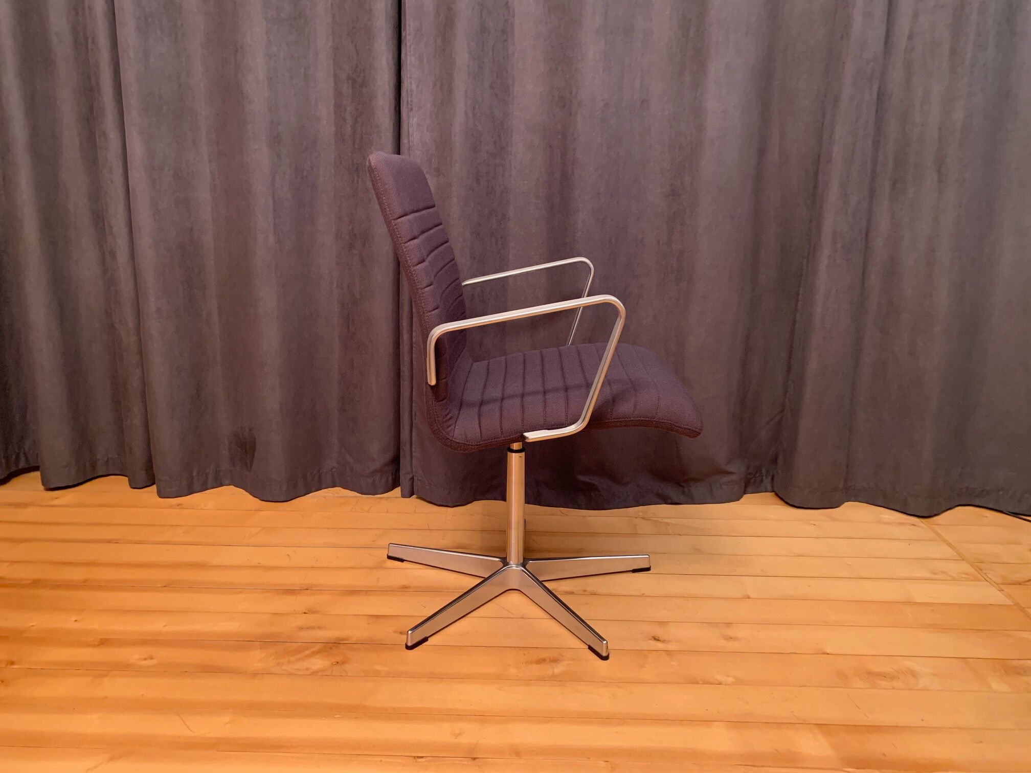 Oxford armchair by Arne Jacobsen, Fritz Hansen, Denmark.
