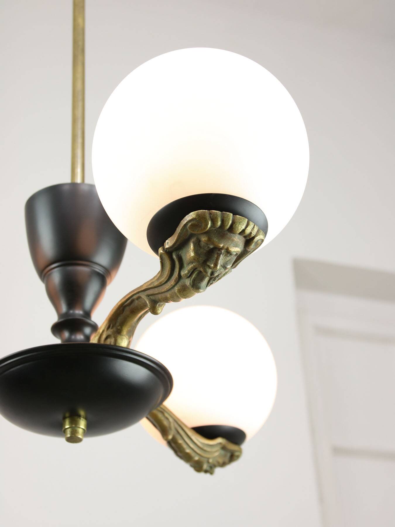 Lustre Art Déco en laiton et opaline, 1930