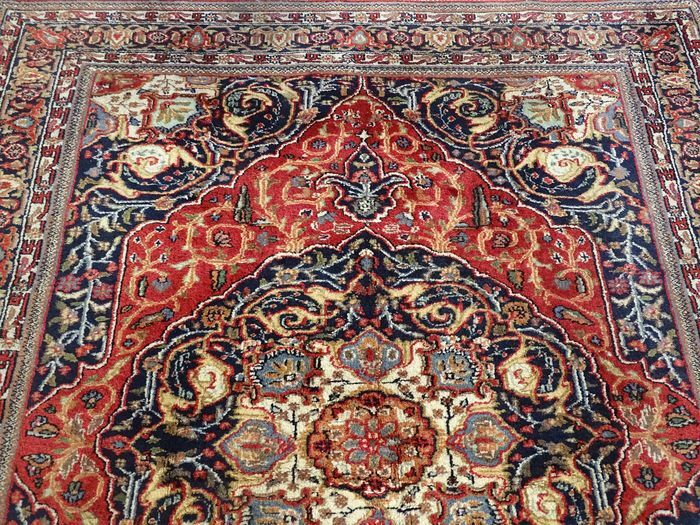 Persian Tabriz carpet, 135 cm x 195 cm, Iran, Hand knotted wool, 1980, perfect condition