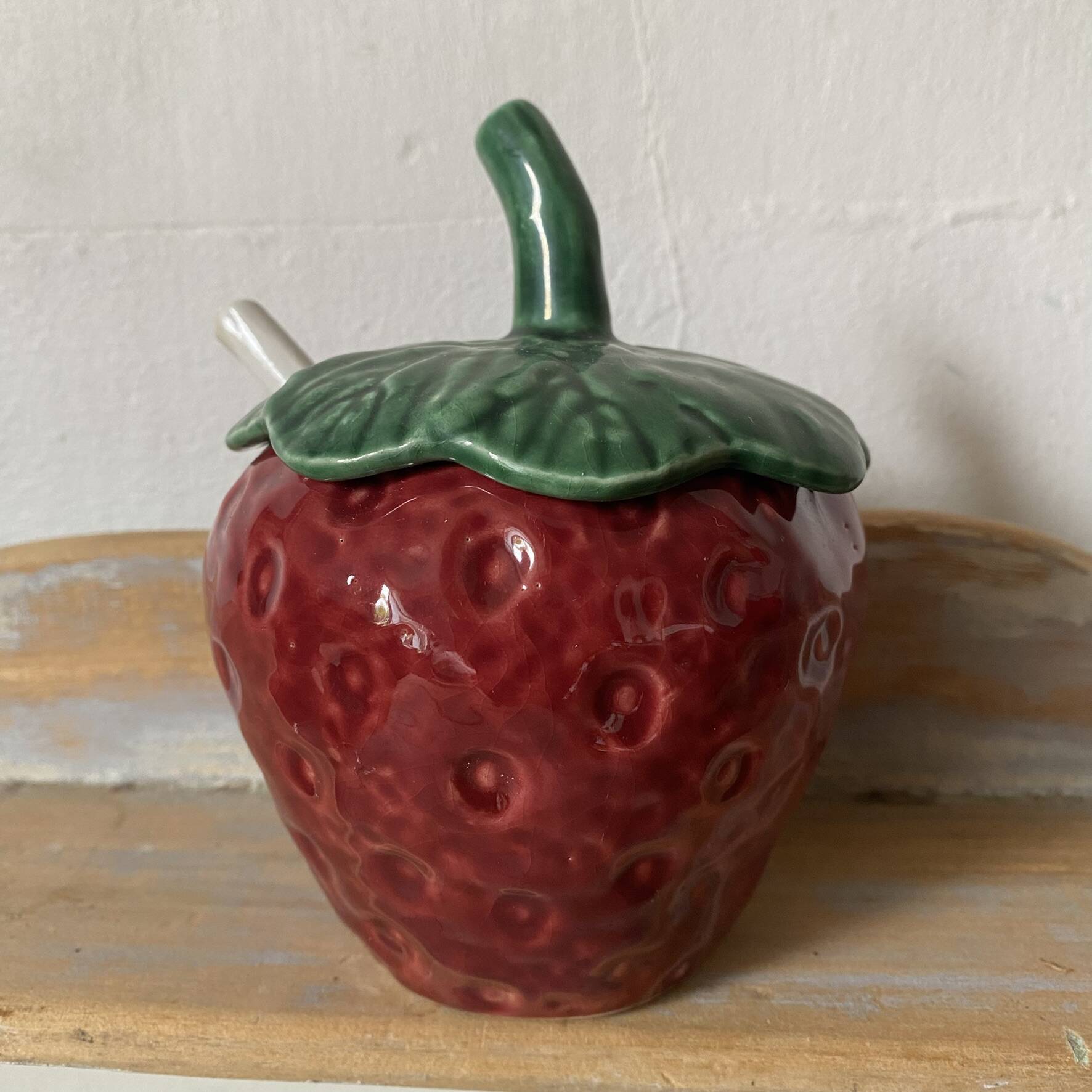 Sugar bowl or jam pot in strawberry majolica.