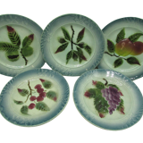7 assiettes anciennes barbotine aux fruits