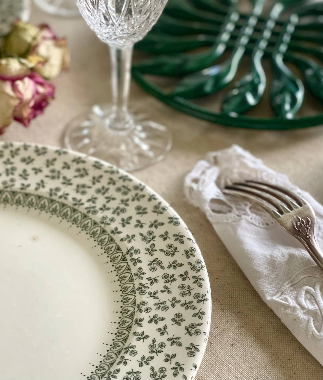 4 English dinner plates.