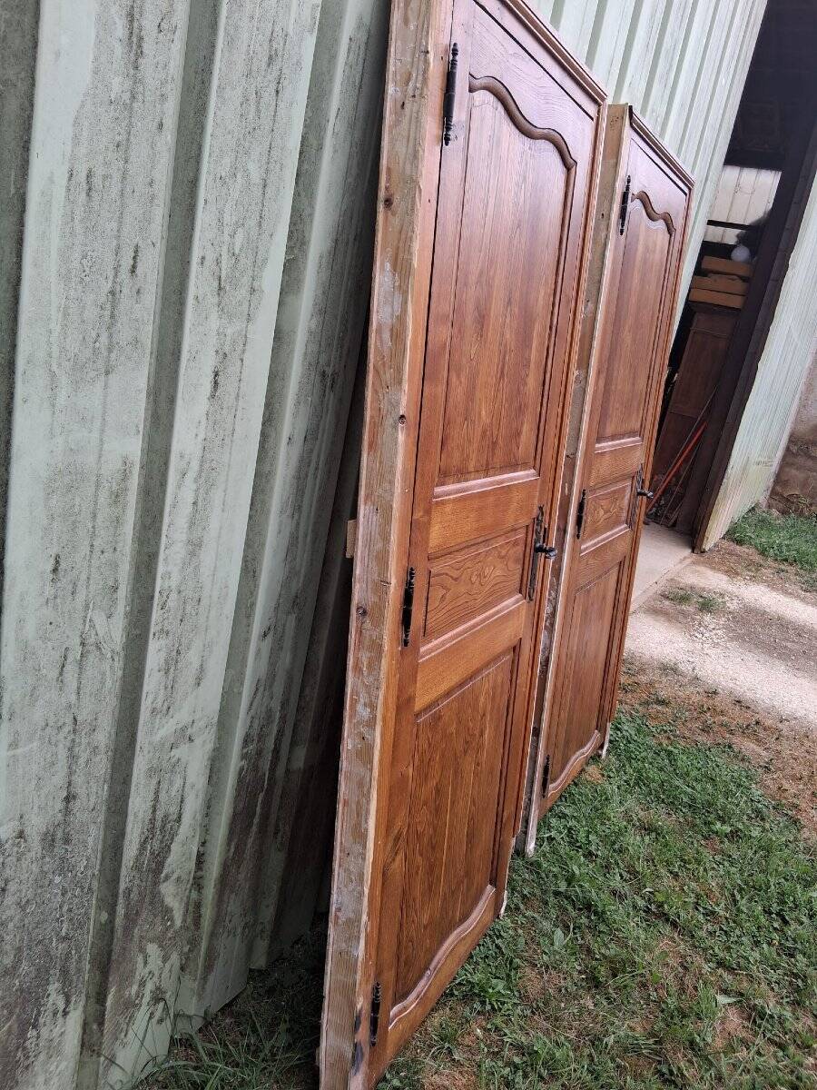 Pair of double-sided communication doors in chestnut with their frame - 20th century