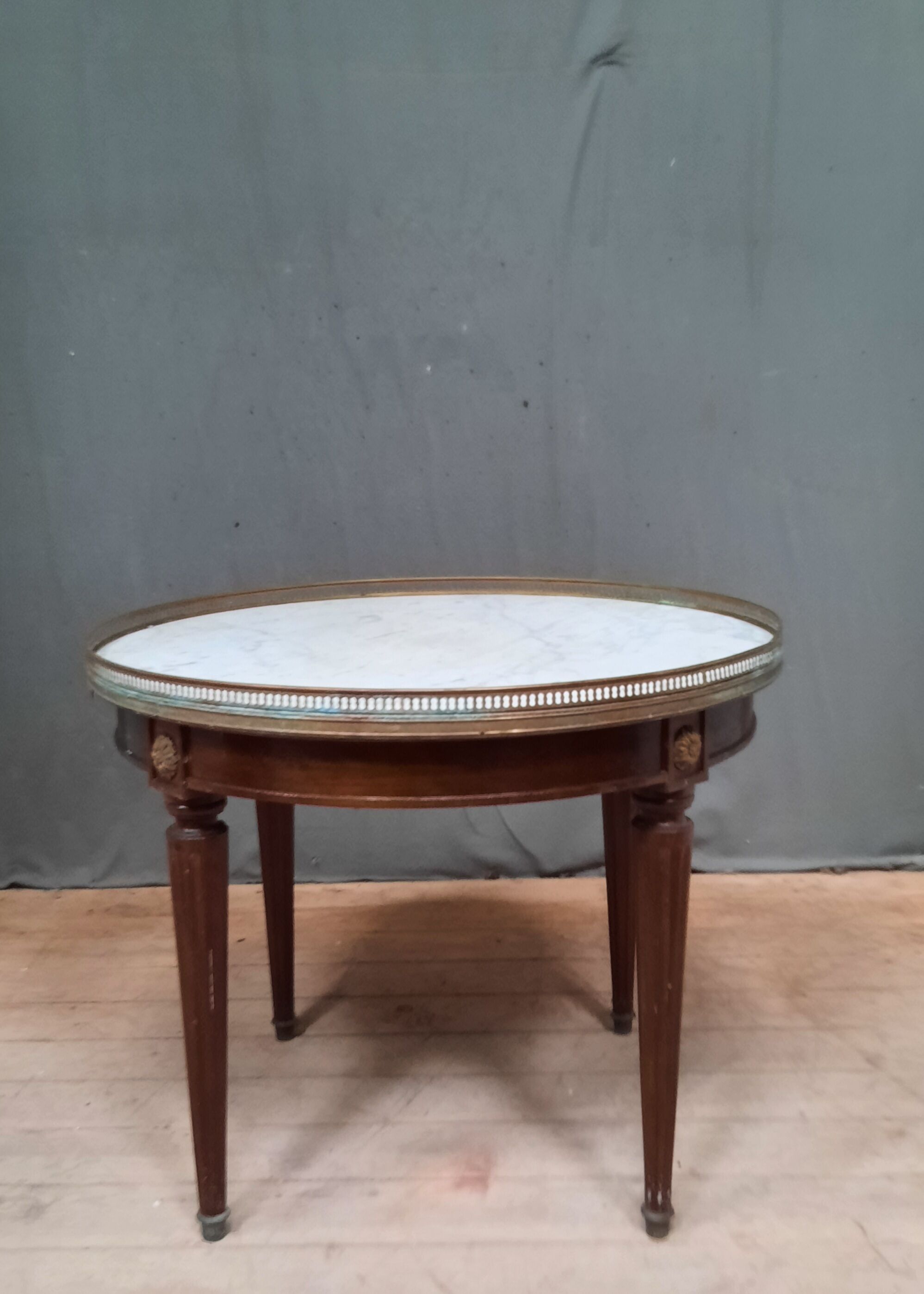 Tablr low dessu marble called "hot water bottle"