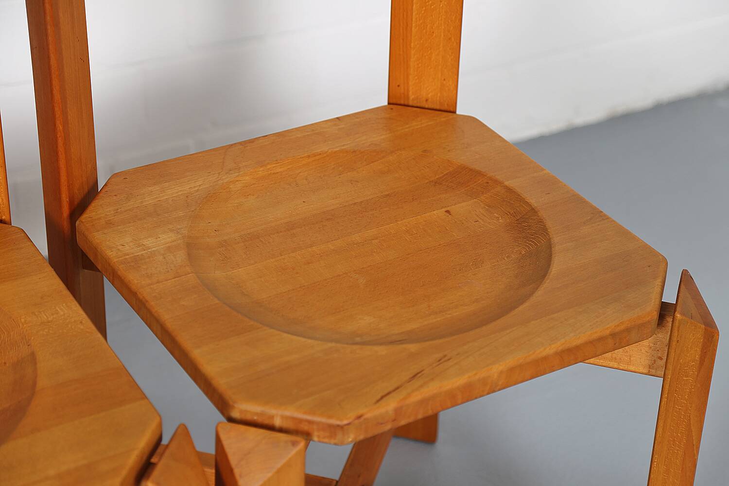 Set of 4 dining chairs in elm wood and cognac leather.