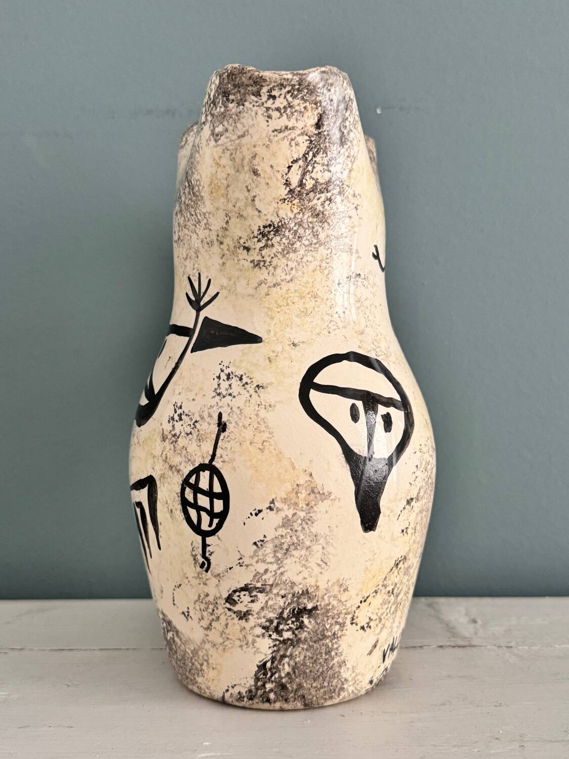 Pichet en céramique émaillée décor rupestre