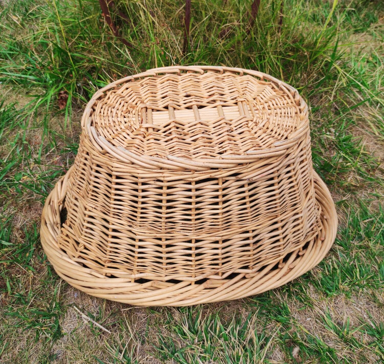 Large vintage wicker/rattan basket