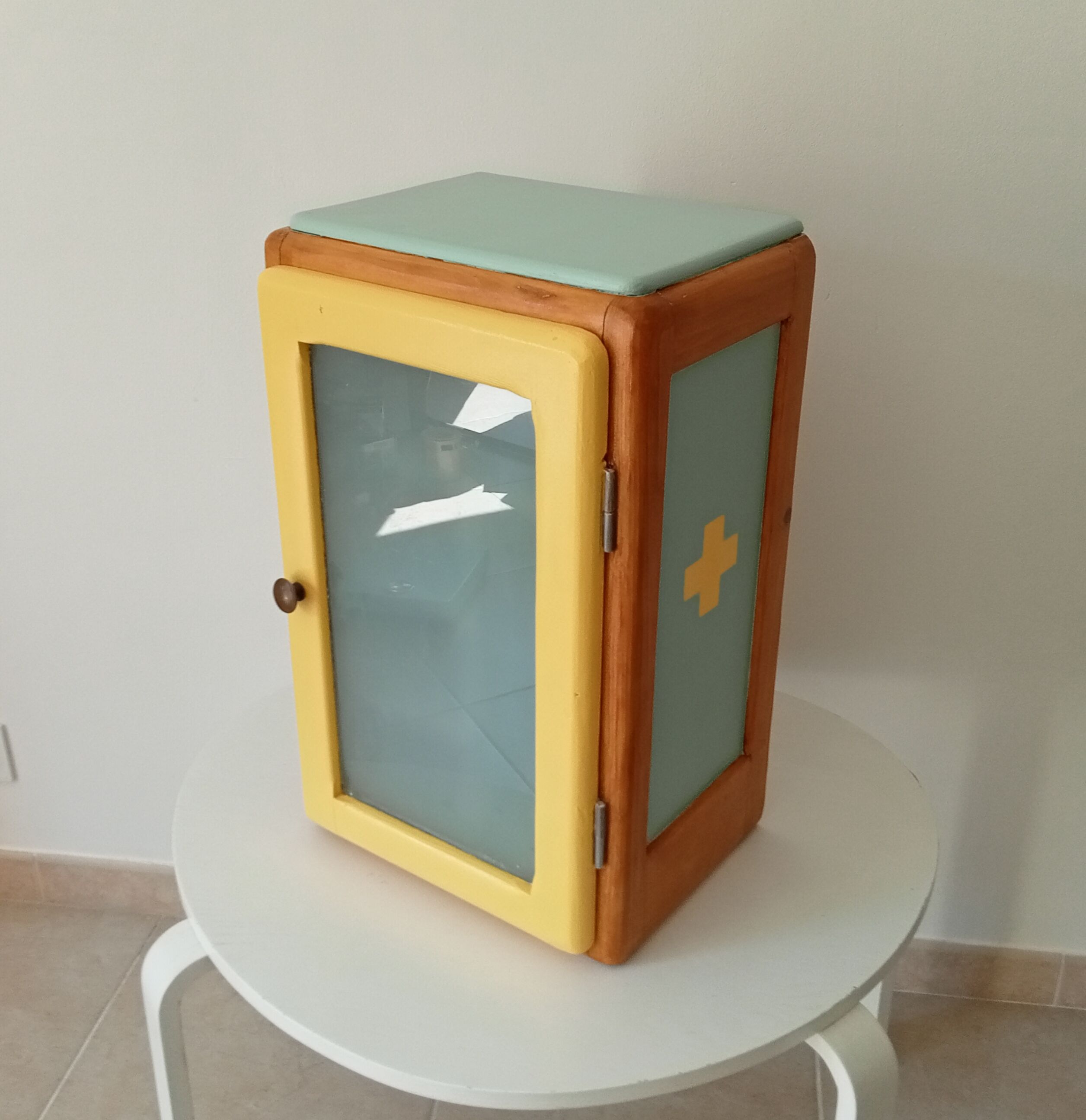 Vintage medicine cabinet 50s