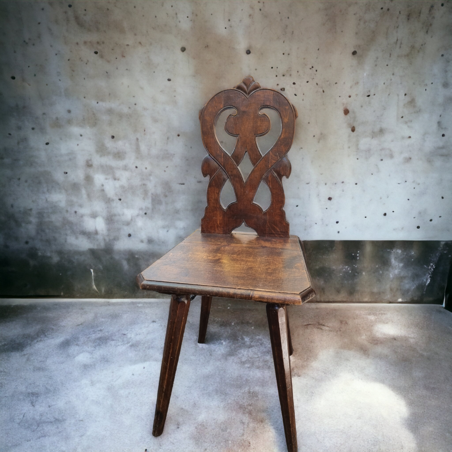 Chaise en bois sculpté