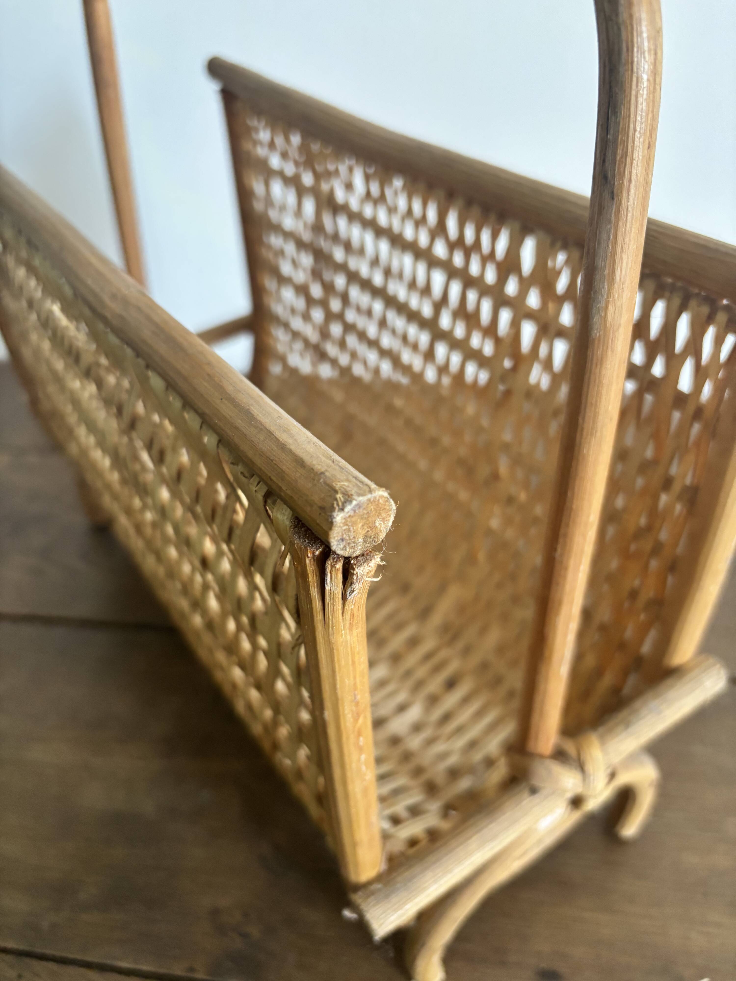 Porte-revues vintage en rotin naturel  des années 60