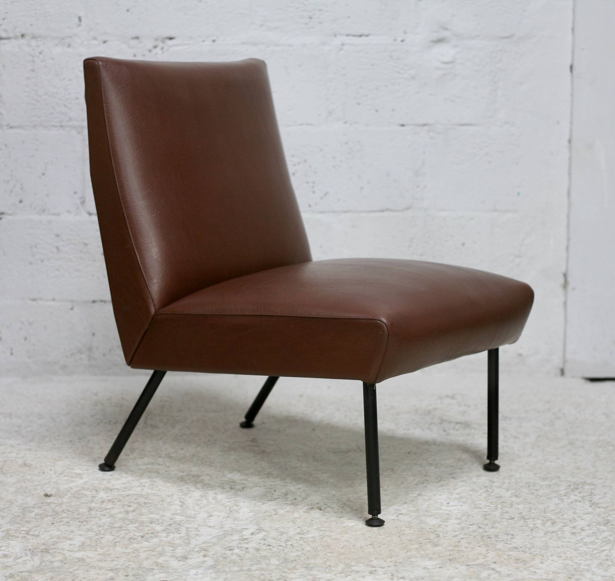 Chauffeuse, circa 1950. Simili-cuir brun.