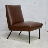 Chauffeuse, circa 1950. Simili-cuir brun.