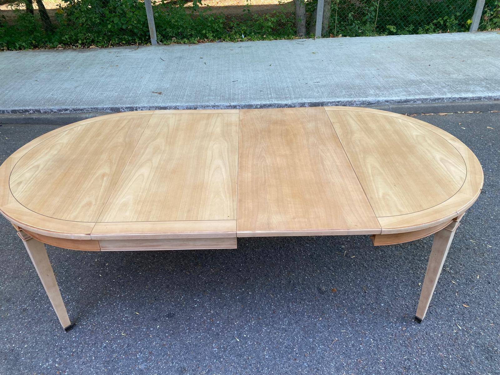 Table ronde extensible style Directoire rénovée en bois clair  avec 2 rallo