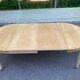 Table ronde extensible style Directoire rénovée en bois clair  avec 2 rallo