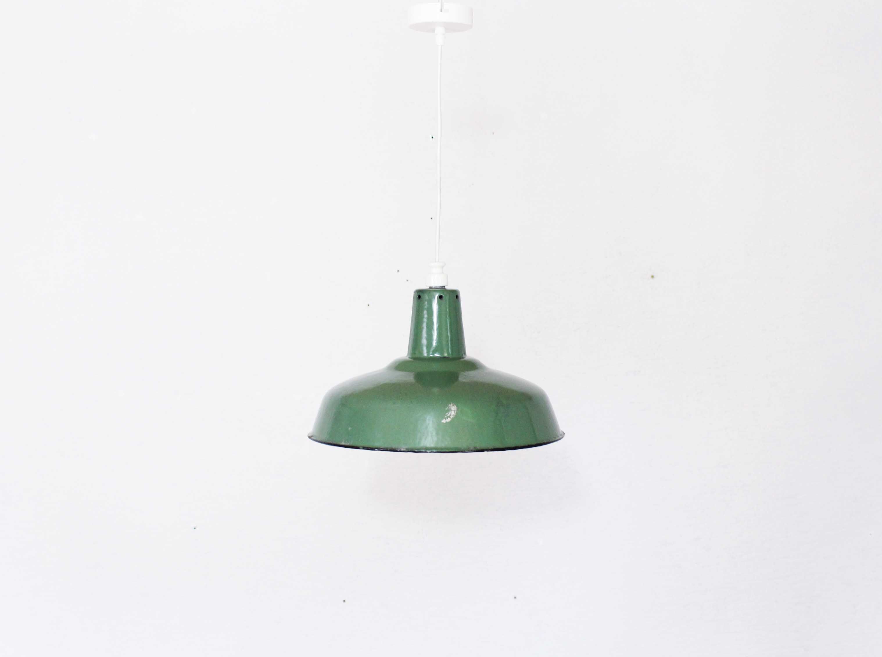 Suspension en métal émaillé verte