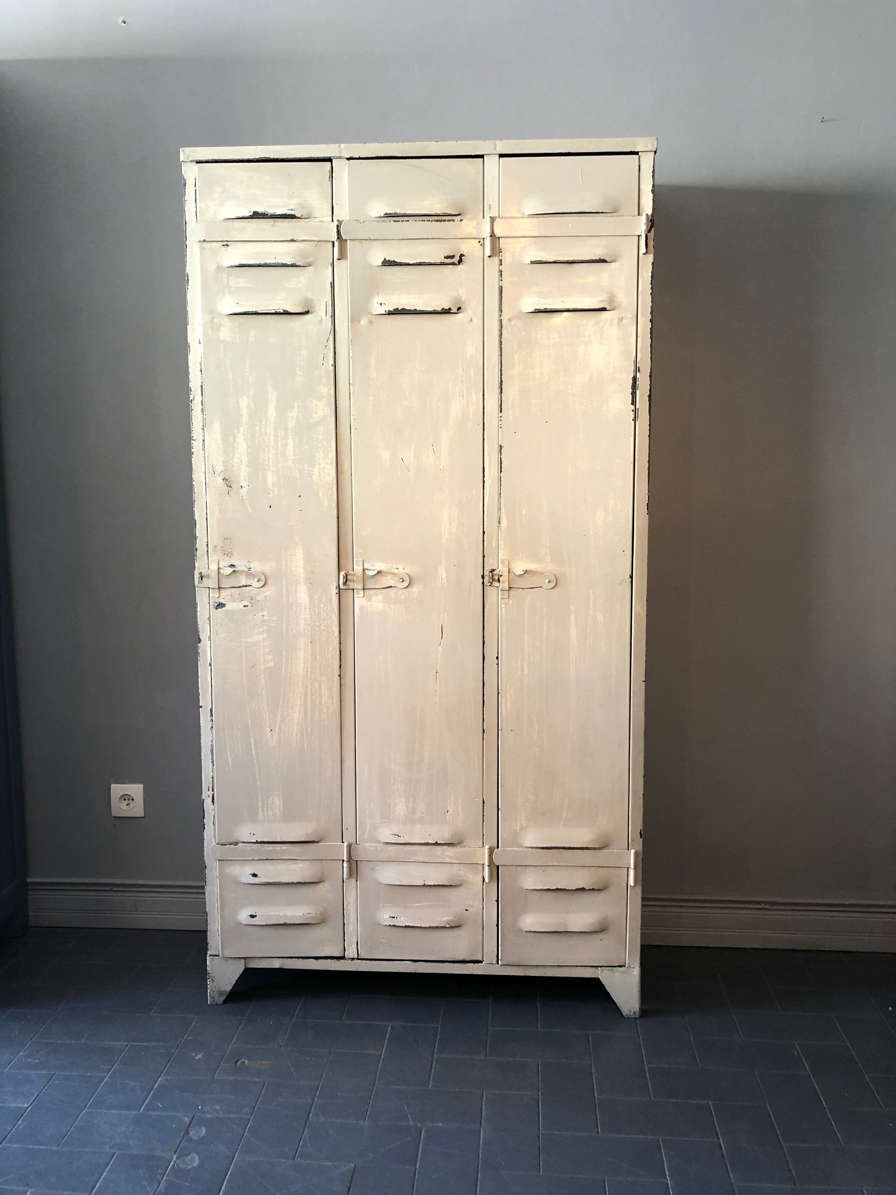 Industrial metal vestiary