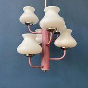 Lustre mid-century en verre opaline blanc avec structure rose