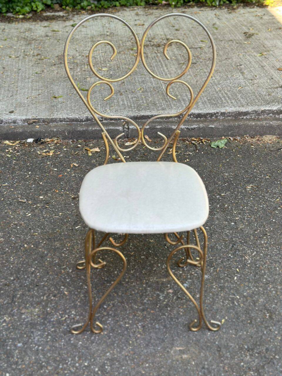 Vintage heart chair from the 1950s Hollywood Regency in gold metal.